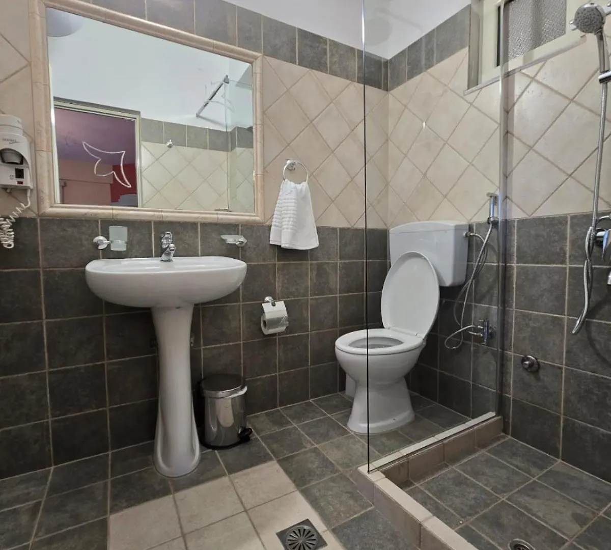 Vlorë Olivet Hotel אלבניה